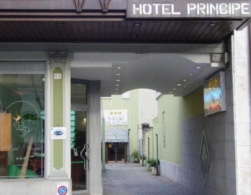 Entranceway to Hotel Principe with covered walkway and cobblestone path.