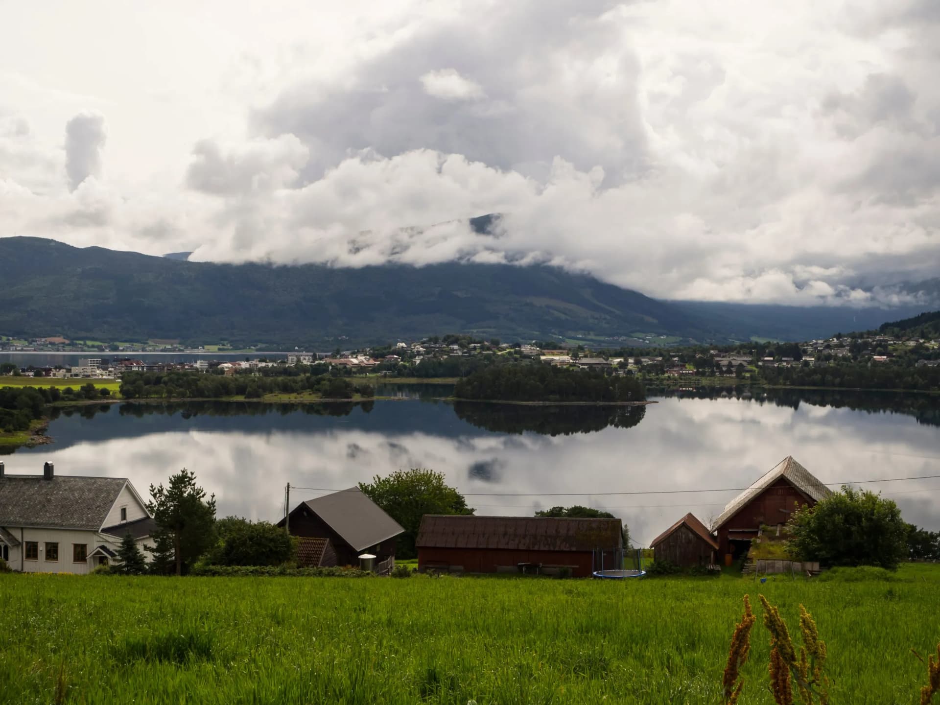 Paisajes de las carreteras del Atlántico en la provincia de Møre og Romsdal, en Vestnes, Noruega, verano de 2017