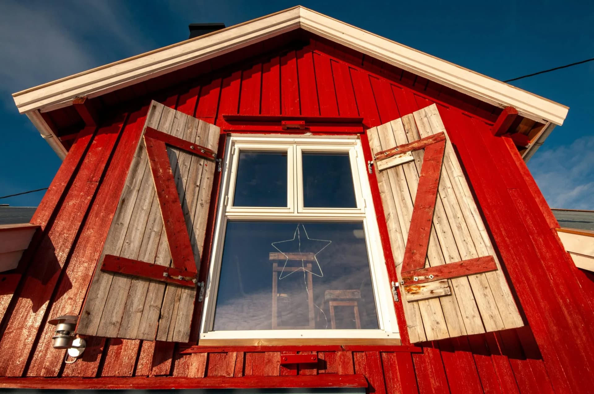 Henningsvaer rorbu red house