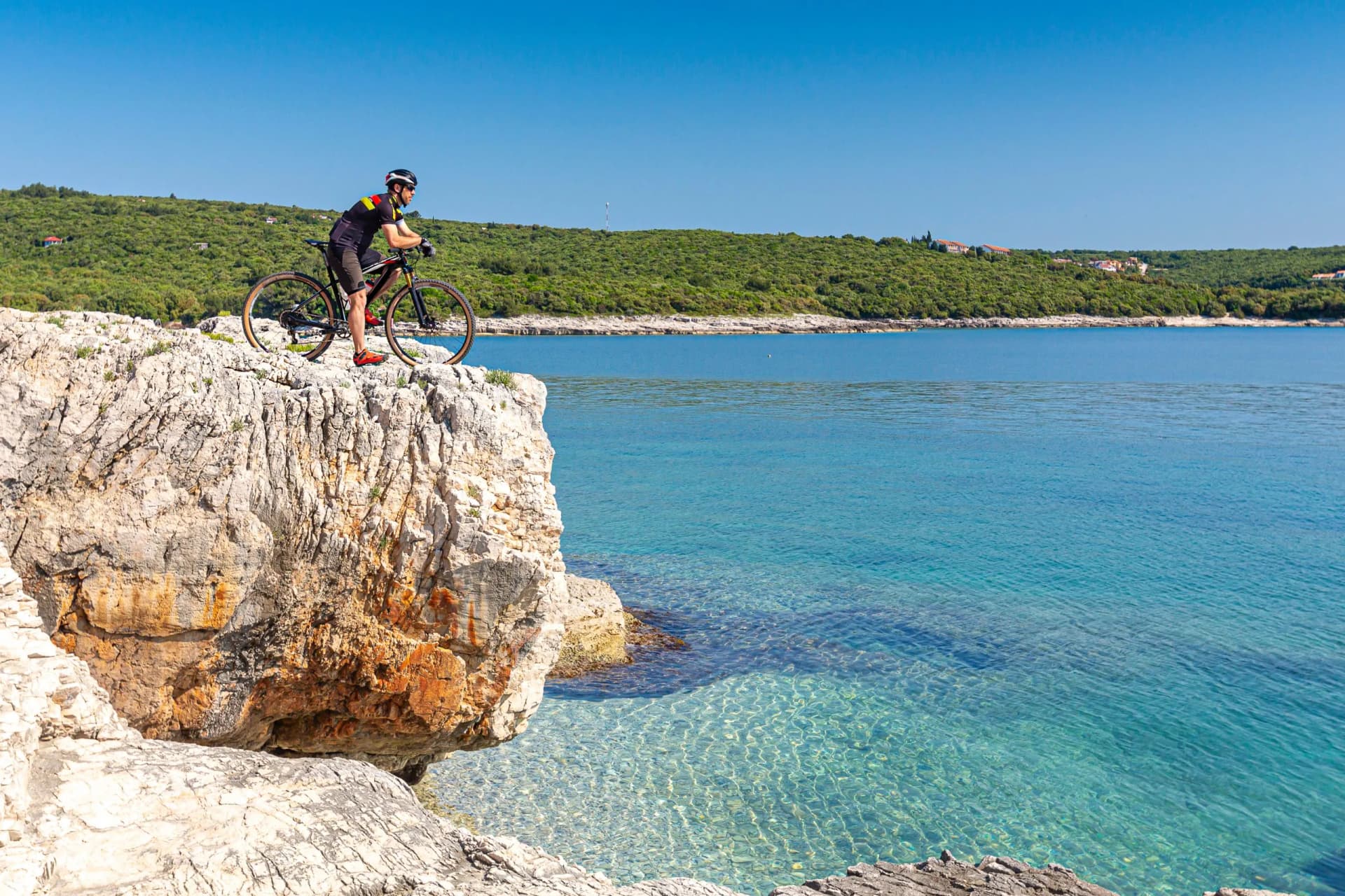 Croatia, Istria, Liznjan, mountainbiker rides along the coast