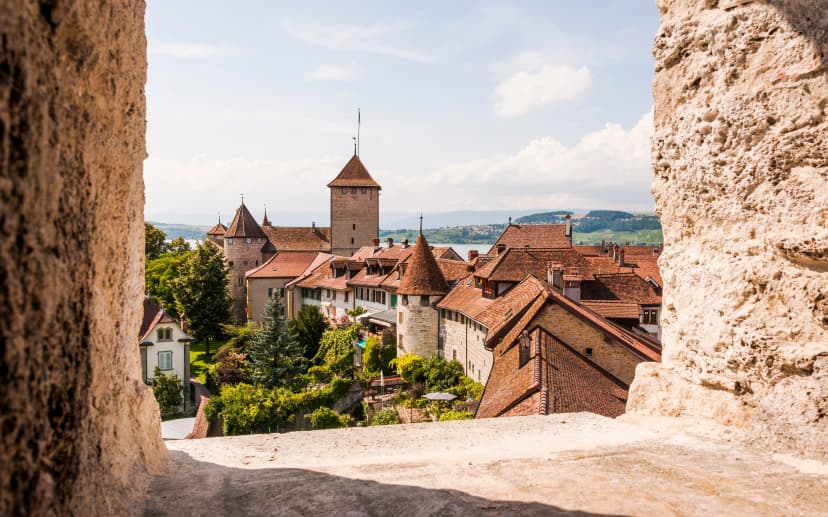 Murten, historische Altstadt, Schloss, Stadtmauer, Schweiz