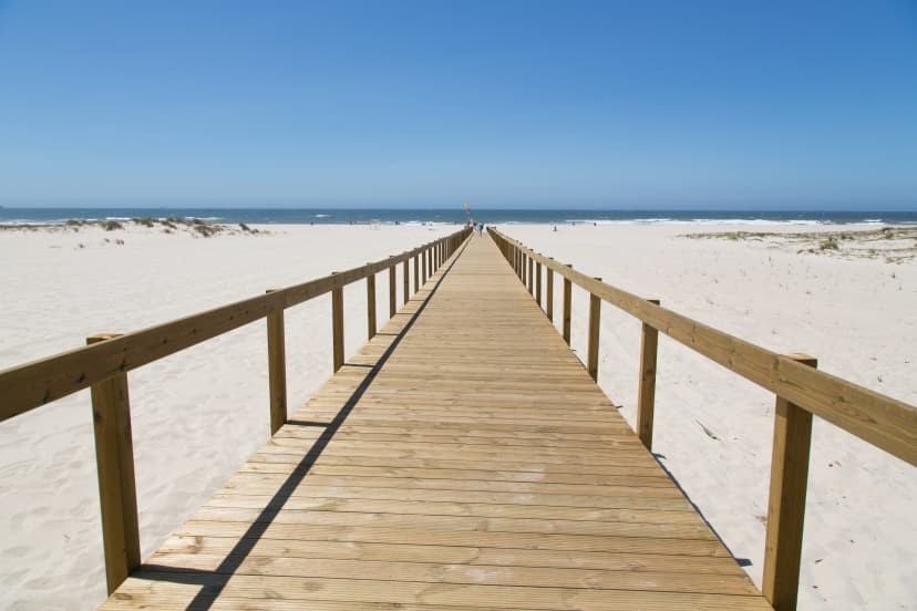 Strand Landschaften Portugal: Holzsteg zum breiten Strand am Naturpark Dünen von São Jacinto am Atlantik nahe Ria de Aveiro