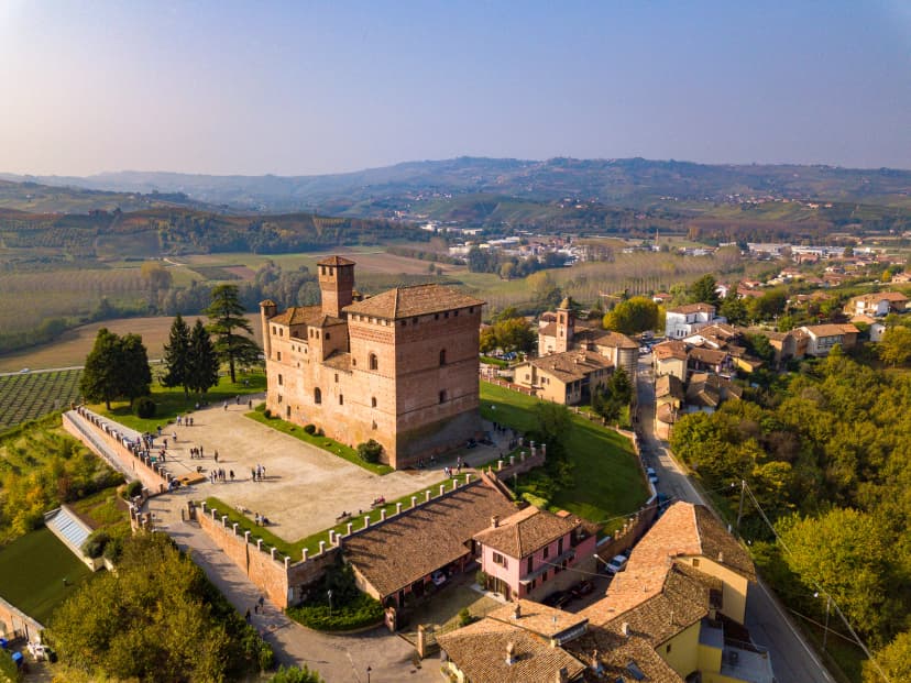 Vista aerea del castello di Grinzane Cavour, Langhe, Piemonte, Italia