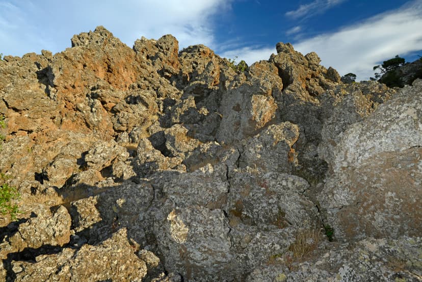 erstarrte Lava / vulkanisches Gestein auf der griechischen Halbinsel Methana, Peloponnes, Griechenland - Landscape with lava stones on the peninsula Methana, Peloponnese, Greece