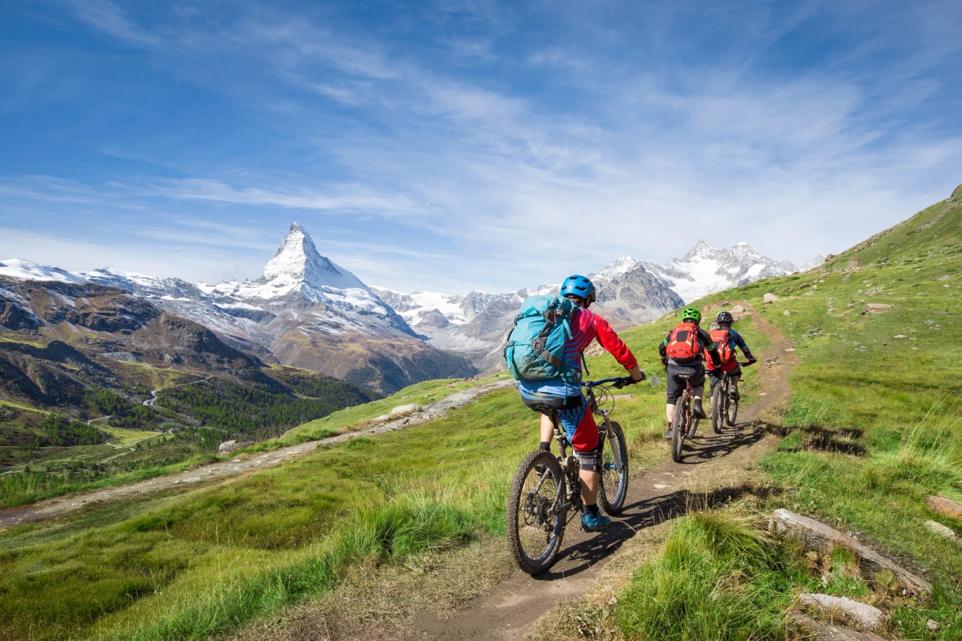 Mit dem Mountainbike vorbei am Matterhorn in den Schweizer Alpen, Kanton Wallis, Schweiz